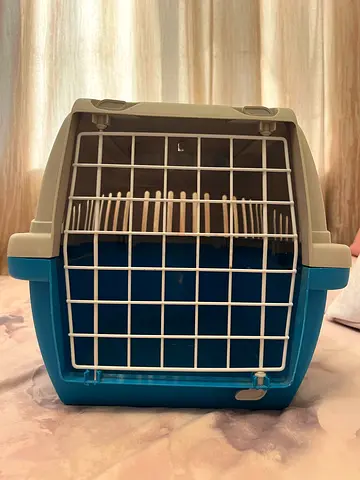 Medium plastic pet carrier / travel crate - good condition