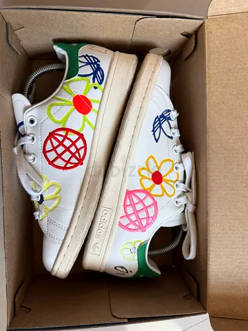 White Adidas Stan Smith sneakers with colorful floral print - size US 5 1/2