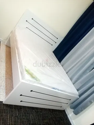 Queen size bed with Matress