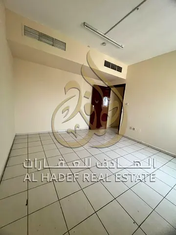 شقه في الشارقه منطقه النباعه للايجار السنوي باقل سعر غرفتين نوم وصاله منفصله مع بلكونه بتكييف وغاز مركزي