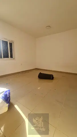 Studio apartment for rent in Al Butinah, separate kitchen, excellent space, prime location close to all services. Available in 4 installments. A uniqu