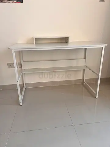White computer table/desk