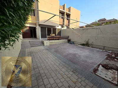 فيلا ثلاث غرف مساحات بلكون اطلاله مفتوحه كبيره مع مجلس كبير مع موزع خزائن بالحائط حوش بحديقه باركن خاص داخلي وخارجي