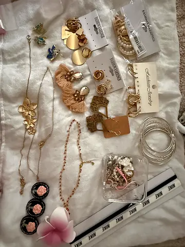 Set of mixed womens fashion jewelry — necklaces, earrings, bracelets