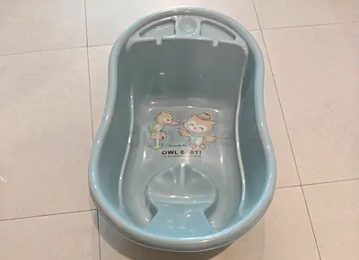 Light blue baby bathtub with owl print - good condition
