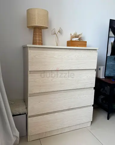 Heavy wood 4-drawer chest / dresser - good condition