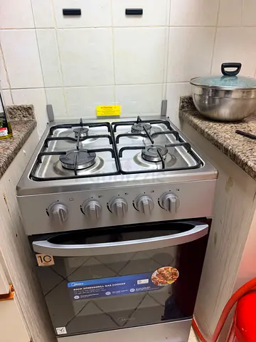 Used freestanding gas cooker with oven - good working condition