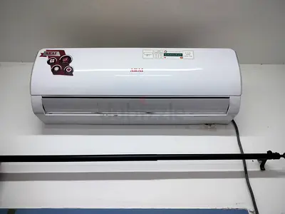 Used wall-mounted Split Air Conditioner indoor unit (working condition) Dining table and chairs