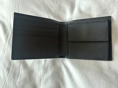 Black leather bi-fold mens wallet with coin pocket - good condition