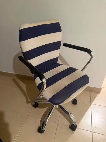 Kids’ desk chair