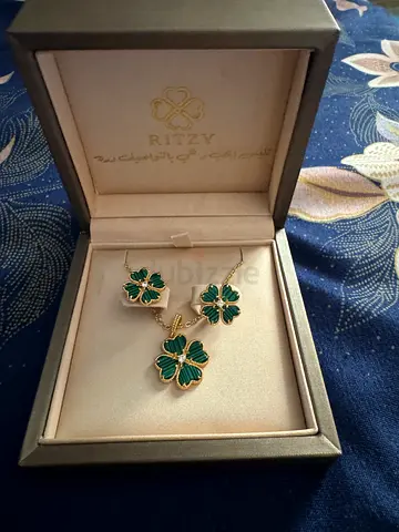 Green Four-Leaf Clover Pendant and Earrings Set in Gift Box