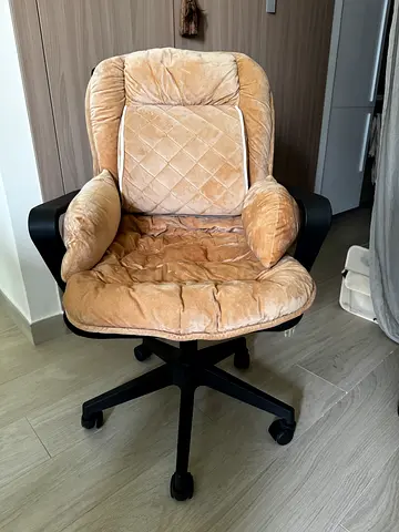Desk chair black with seat pad