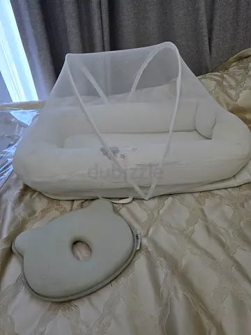 Portable baby bed with mosquito net and newborn head support