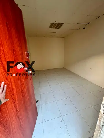🏭 موقع استراتيجي للشركات! سكن عمال للإيجار على الشارع الرئيسي بالجرف - قريب من نستو 🏭