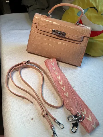 Light pink croc-effect top-handle bag with two detachable straps