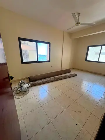 For rent: 1-bedroom apartment with closed hall in Al Shuwaiheen, sea view, balcony, family building
