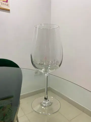 Set of 6 clear wine glasses - single glass shown (good condition)