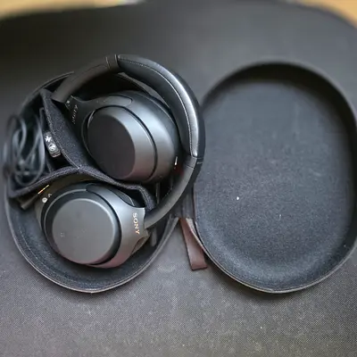 Sony  Wh-1000Xm4 over-ear wireless noise-cancelling headphones with case