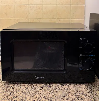 Midea Countertop Microwave Oven in Black