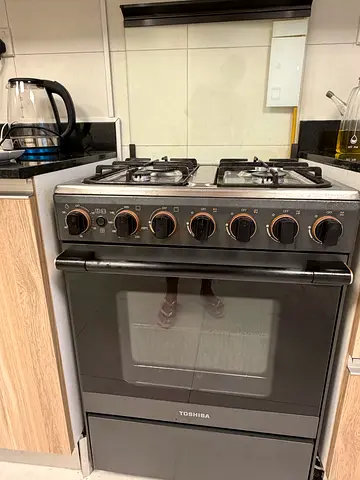 Toshiba freestanding gas stove with oven - good working condition
