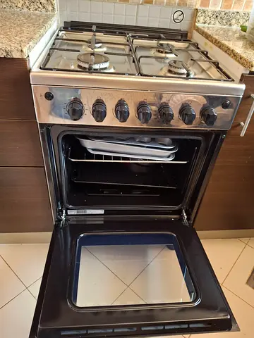 Gas Cooker with 2 cylinders and regulator