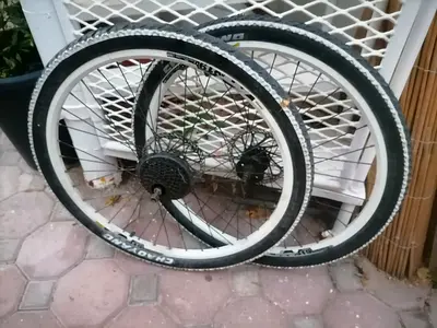 26 bike wheels w/ tyres and 7 speed cassette