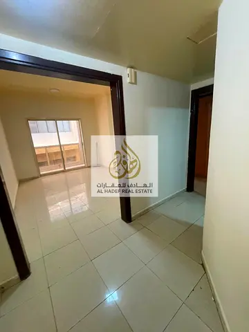 غرفه وصاله مع بلكونه وخزاين فى الحايط بشارع الملك فيصل