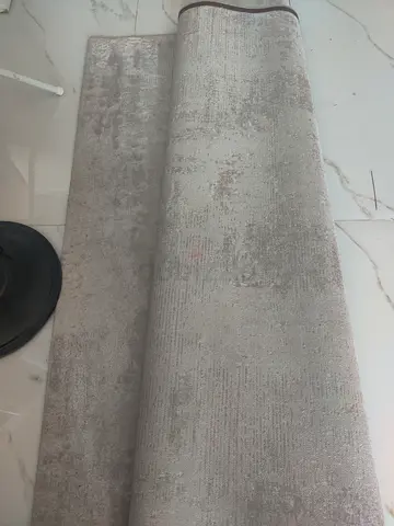 Light grey modern area rug - good condition urgent selling 200x300