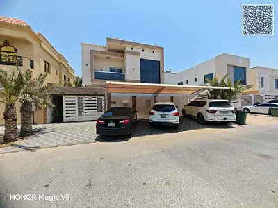 فيلا فاخرة ومؤثثة بالكامل للإيجار في حي الياسمين، تضم 5 غرف نوم رئيسية (ماستر).