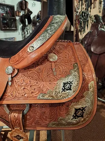 سرج حصري للحصان.Exclusive saddle for a horse.