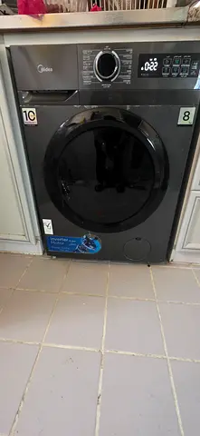 Front load washing machine 8kg inverter drive- excellent working condition.