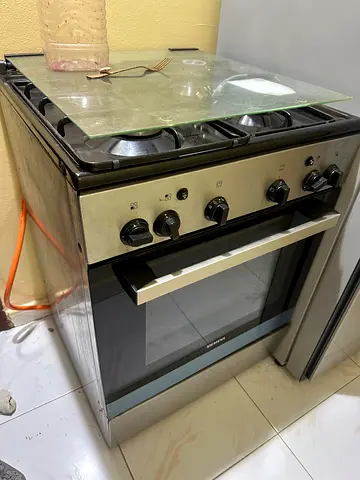 Used freestanding gas cooker with oven - good working condition