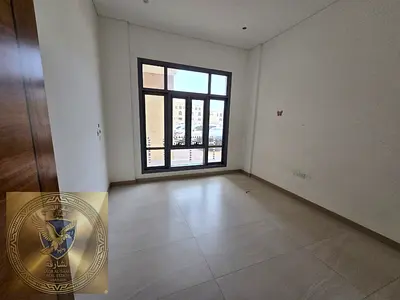 شقه غرفه وصاله  تاني ساكن مساحه تصلح الي عيادة طبيه او مكتب  واسعه اطلاله بانوراما مفتوحه تكييف مركزي قريب من مستشفي الامارتي الاوربي