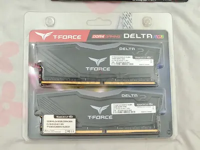 T-Force Delta RGB DDR4 32GB (2x16GB) 3600MHz RAM - very light use