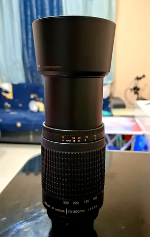 Nikon AF NIKKOR 70-300mm f4-5.6 G Lens with Hood