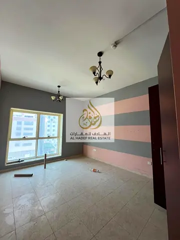 شقة ثلاث غرف في التعاون مع بلكونه وتكيف وجيم ومسبح مجاني بسعر لا يعوض