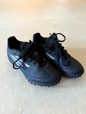 Adidas Kids black football boots / soccer cleats - size 29