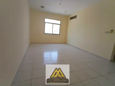 مساحة كبيرة | صالة منفصلة | موقع مميز بجوار أبراج الفالكون | قريب من جميع الخدمات والمرافق | موقع حيوي وسهل الوصول إلى الشارقة ودبي | فرصة إيجار مميزة