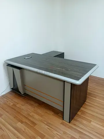 L-shaped executive office desk - wood finish, excellent condition