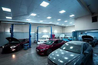 Industrial Garage 4 – Fully Operational and Ready 200 sq m – Accommodates 12 cars + 2 outside Fully air-conditioned + 4-story roof Complete mechani