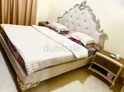 Bedroom set King size upholstered bed with ornate headboard and matching، nightstands, org pr 10.000