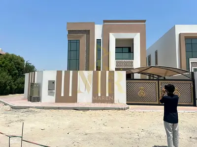 🏡 فيلا فاخرة للبيع في المويهات 3 – مساحة 5100 قدم | 5 غرف نوم ماستر | صالتين ومجلس فاخر | حوش واسع | شاملة المكيفات | السعر 2,550,000 درهم قابل للتفا