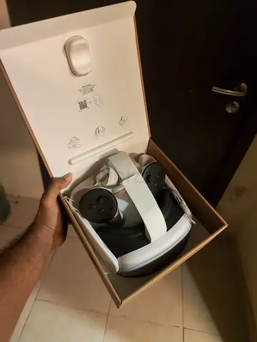 Meta Quest 3 VR Headset with Controllers - Like New, White (Box Included)
