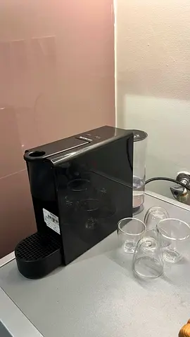 Nespresso Essenza Mini Capsules coffee machine Compact with 4 Glasses - Good Condition
