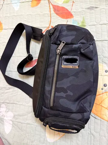 Tumi alpha sling