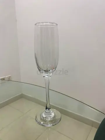 Set of 6 Clear Champagne Flutes - Good Condition ( 4 pack)