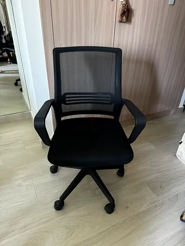 Desk chair black with seat pad