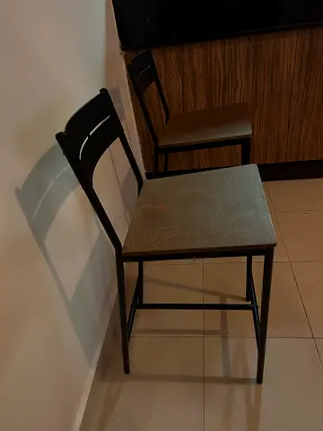 2 Compact bar chairs with 2 metal-frame chairs - good condition