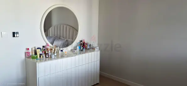 White 4-drawer Dresser with Round Wall Mirror - Good Condition