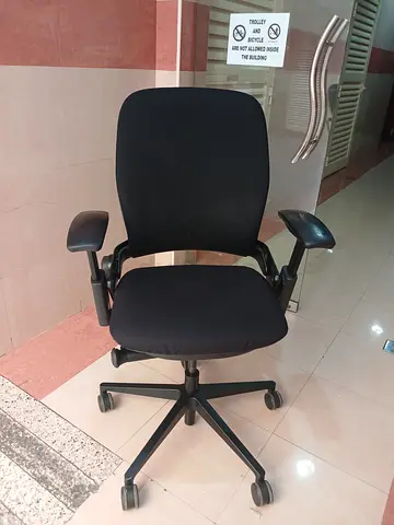 For selling steel case Office chair excellent condition ultimate comfort